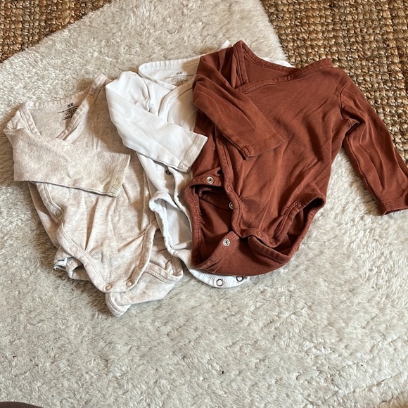 🤎 Lot of 3 H + M neutral onesies - Picture 2 of 5